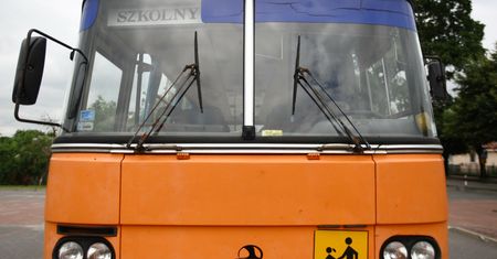 Dzieci chodzą lasem w śniegu do szkoły. Po świętach autobus nie wrócił