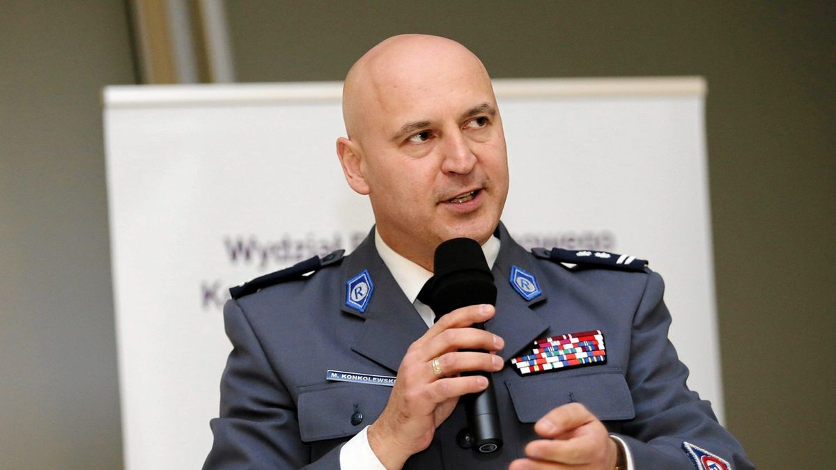 Marek Konkolewski, były policjant radzi, jak przejść przez pasy.