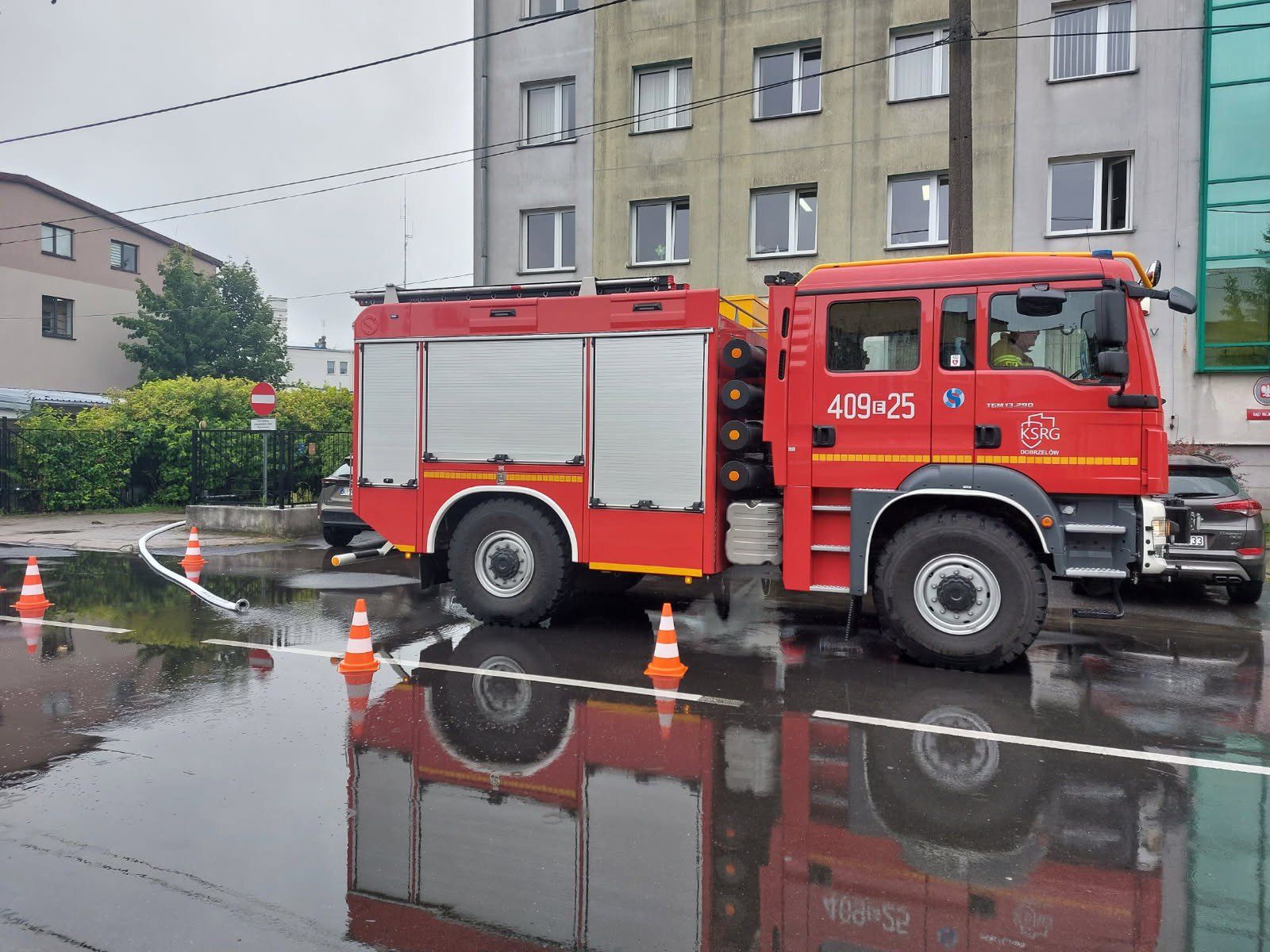 Strażacy cały czas usuwają skutki silnych opadów deszczu w Bełchatowie