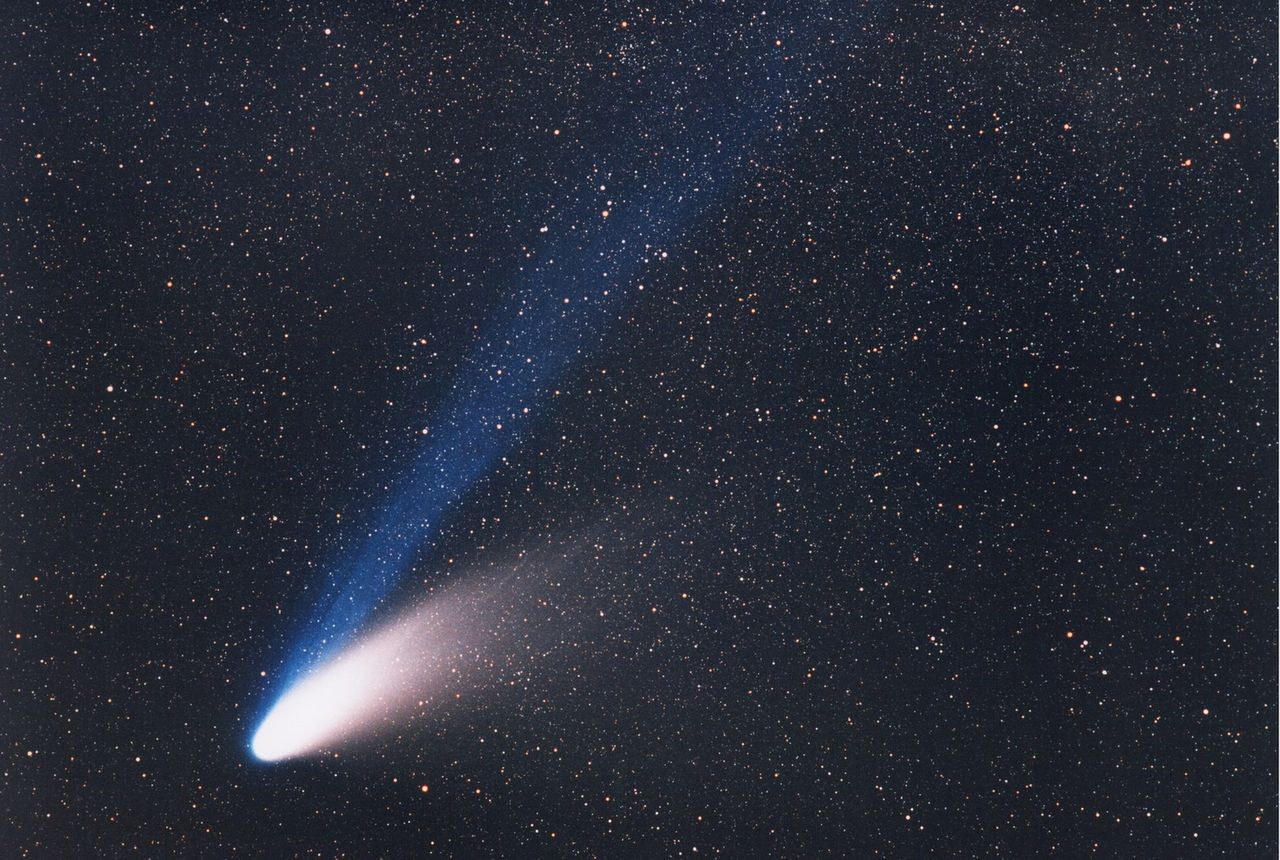 The Hale-Bopp comet photographed with a telephoto lens SLR camera.