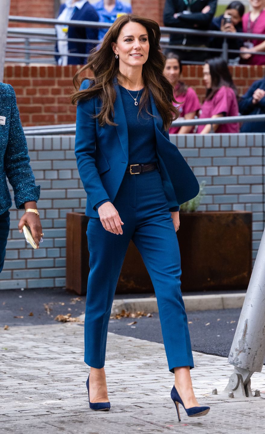 Księżna Kate w kobaltowej marynarce od Alexandra McQueena