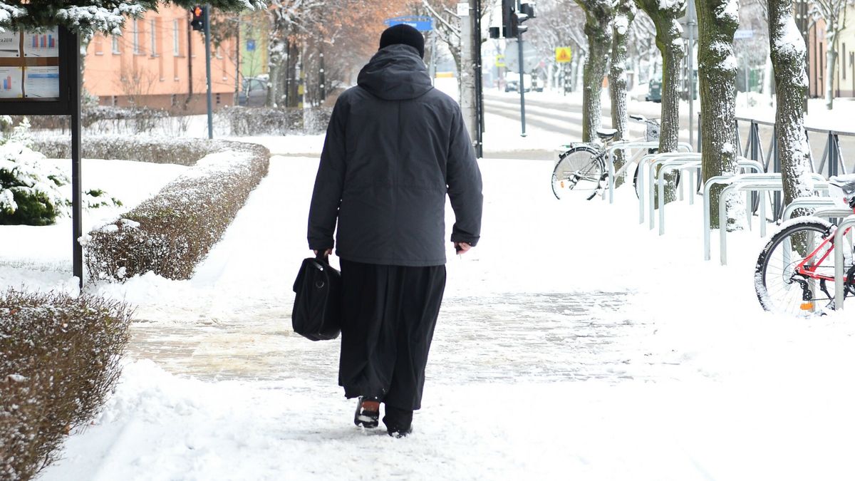 Pandemia zmusiła parafie do rezygnacji z tradycyjnej kolędy. Wpływy spadły średnio o 50 proc., choć niektórzy księża mówią o jeszcze wyższych spadkach. 