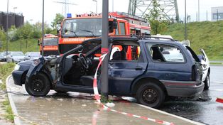 Krosno Odrzańskie: Pościg za kradzionym audi. 18-latek uciekał na złamanie karku. Stracił panowanie, roztrzaskał auto o latarnię