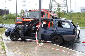 Krosno Odrzańskie: Pościg za kradzionym audi. 18-latek uciekał na złamanie karku. Stracił panowanie, roztrzaskał auto o latarnię
