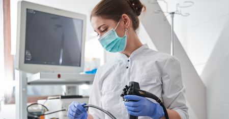 Ból po gastroskopii — dlaczego się pojawia i kiedy powinien niepokoić?