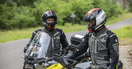 Ubranie turystyczne od Suzuki. Sprawdzi się przy każdej pogodzie