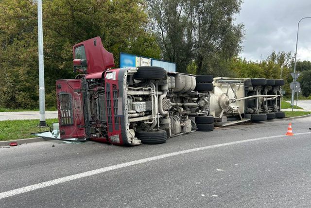 Utrudnienia w ruchu na rondzie ZWiN w Chełmie. Przewróciła się cysterna z cementem (zdjęcia)