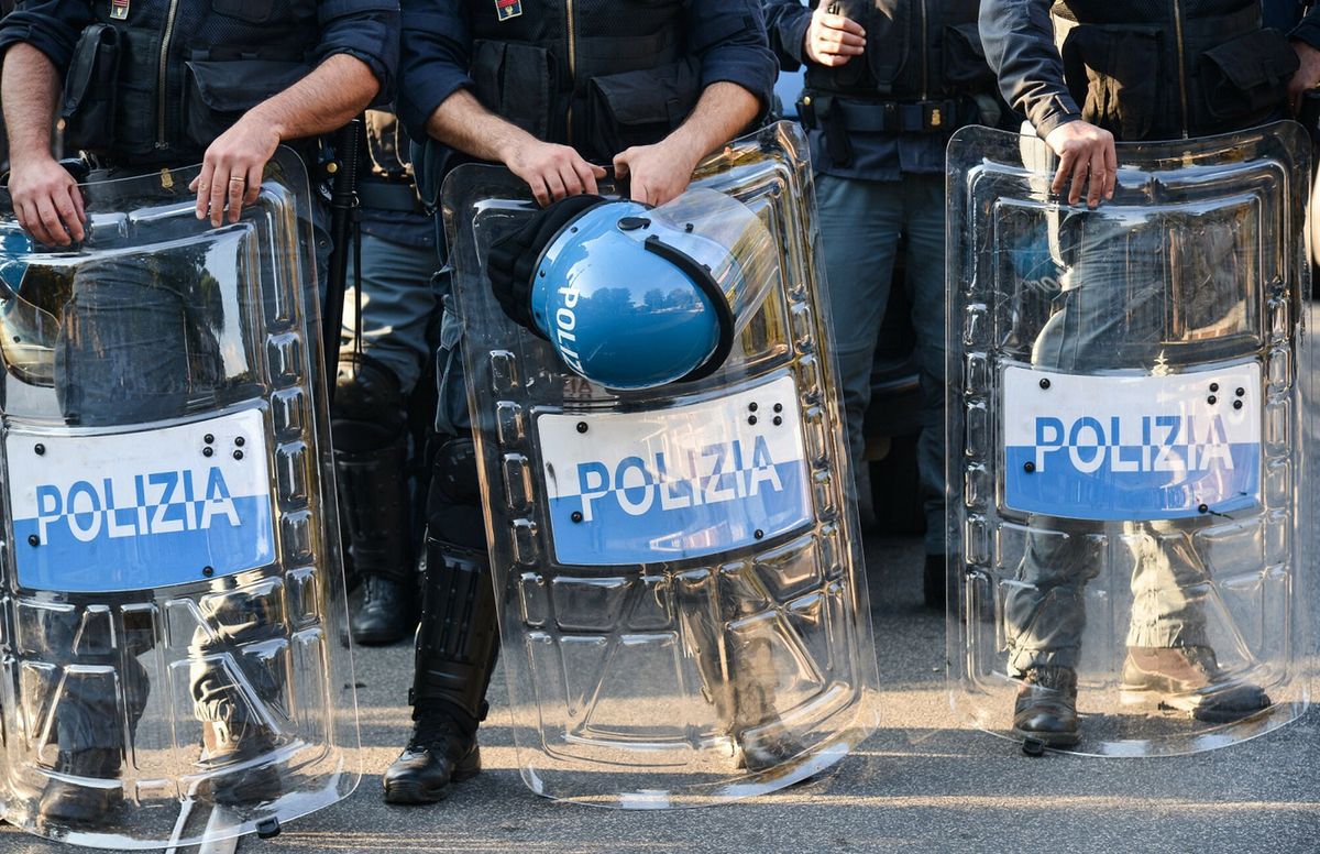 Bunt we włoskiej policji. Funkcjonariusze dostali różowe maseczki 