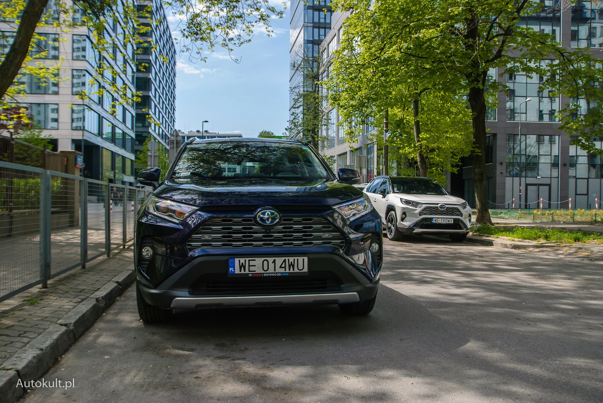 Toyota RAV4 oferowana jest też w czysto spalinowej wersji, ale większy sens ma hybryda