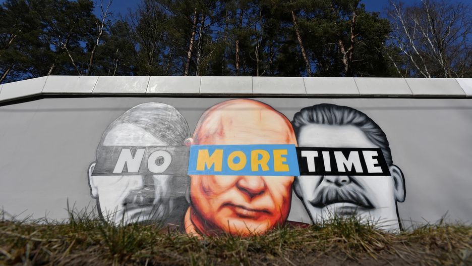  Gdańsk, 22.03.2022. Mural przeciwko agresji Putina pt. "No more time" autorstwa Tuse przy trasie PKM w Gdańsku, 22 bm. Malowidło powstało przy współpracy Samorządu Województwa Pomorskiego, PKA i gdańskiej ASP. (aldg) PAP/Adam Warżawa