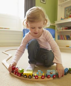 Zabawki na prezent dla dwulatka — niespodzianki, które uczą i bawią