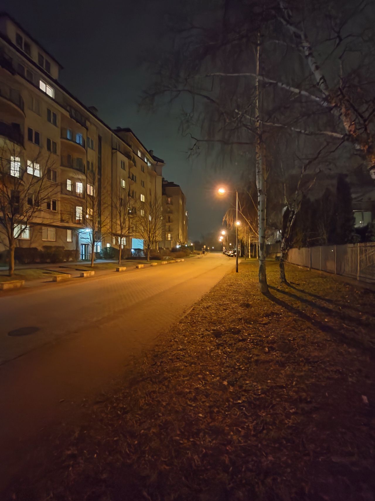 Zdjęcia wykonane na ultraszerokim kącie widzenia. Po lewej realme 12 Pro, po prawej realme 12 Pro Plus.