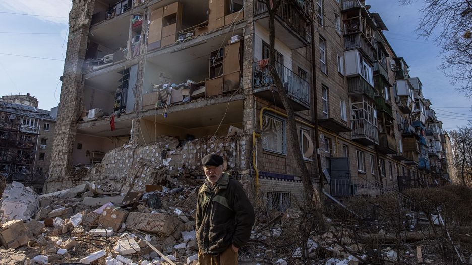  epaselect epa09833143 A man walks past a damaged residential building in the aftermath of a shelling in the Podilskyi district of Kyiv (Kiev), Ukraine, 18 March 2022. At least one person was reportedly killed and 19 others were injured.  EPA/ROMAN PILIPEY Dostawca: PAP/EPA.
