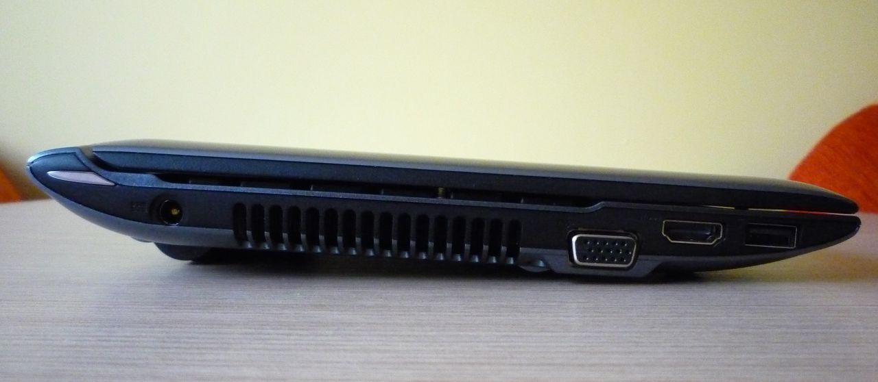Asus U24E - ścianka lewa (gniazdo zasilania, VGA, HDMI, USB 2.0)