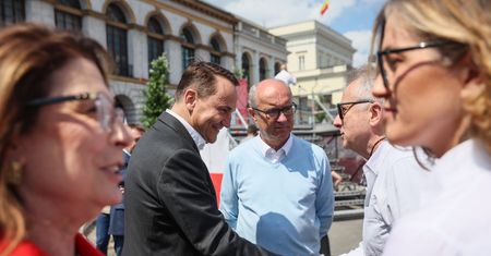 "Znacie taki film?". Czarzasty krzyczał na marszu Trzaskowskiego