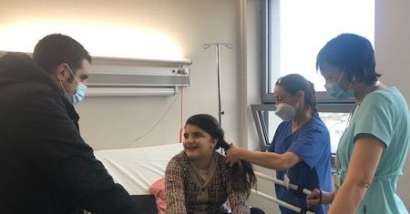 Wrocław. Operacja wycięcia guza u 14-latki z wybudzeniem. Nietypowy zabieg w szpitalu im. Marciniaka