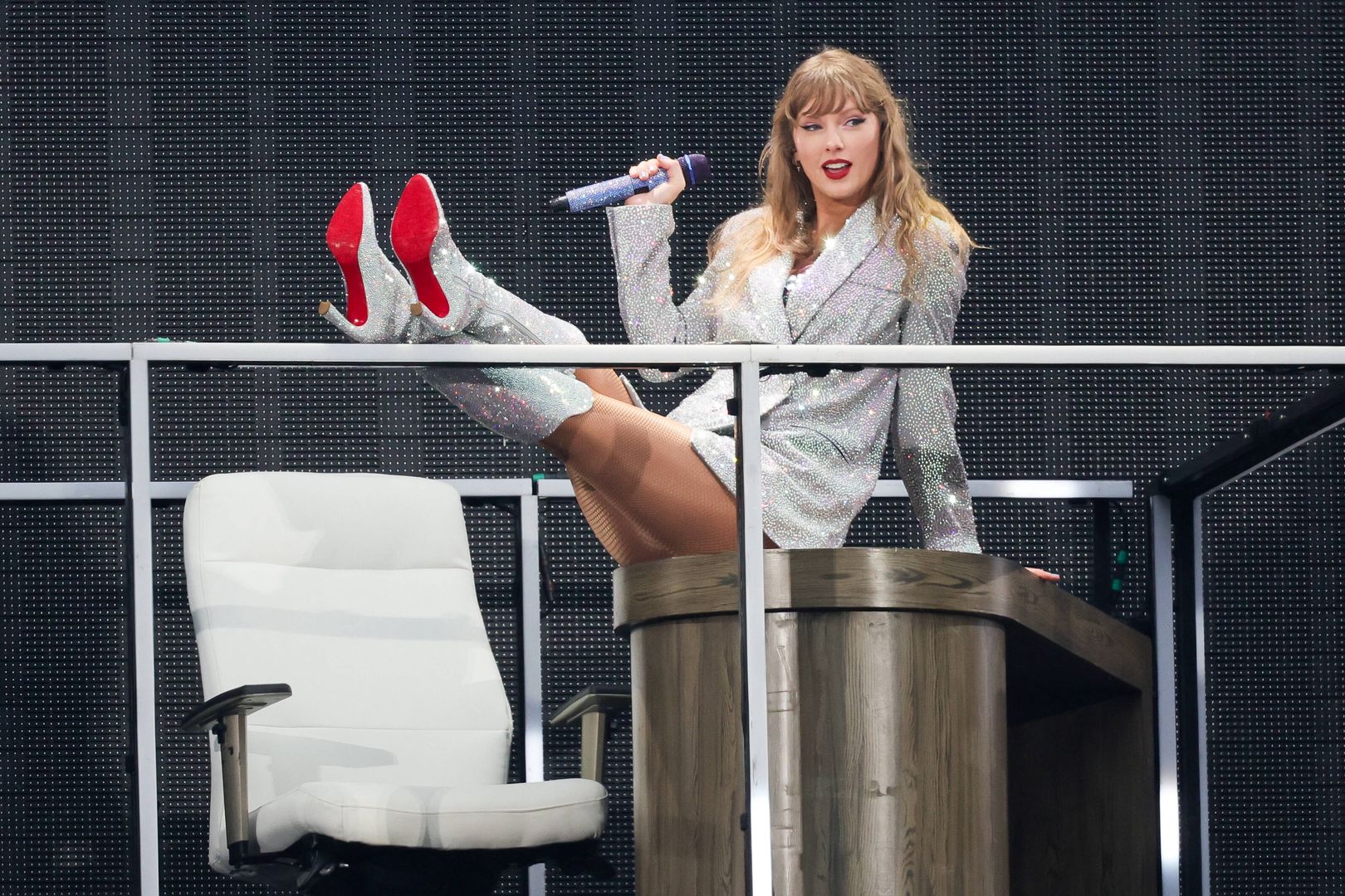 Taylor Swift�s Eras Tour in Hamburg
23 July 2024, Hamburg: US singer Taylor Swift performs on the stage at the Volksparkstadion. It is the fourth concert in Germany as part of her "The Eras Tour". "For editorial use only in connection with current reporting on the concert in Hamburg. No use for magazine covers or book publications." Photo: Christian Charisius/dpa - ACHTUNG: Nur zur redaktionellen Verwendung im Zusammenhang mit der aktuellen Berichterstattung �ber das Konzert in Hamburg. Keine Verwendung f�r Magazin-Cover oder Buchpublikationen. 
Dostawca: PAP/DPA.
Christian Charisius