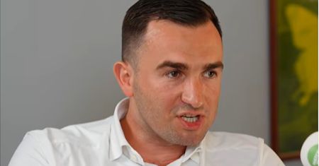 Milioner Oskar Wojciechowski atakuje "leniów śmierdzących". "Ludzie idą na studia po to, żeby przedłużyć dzieciństwo"