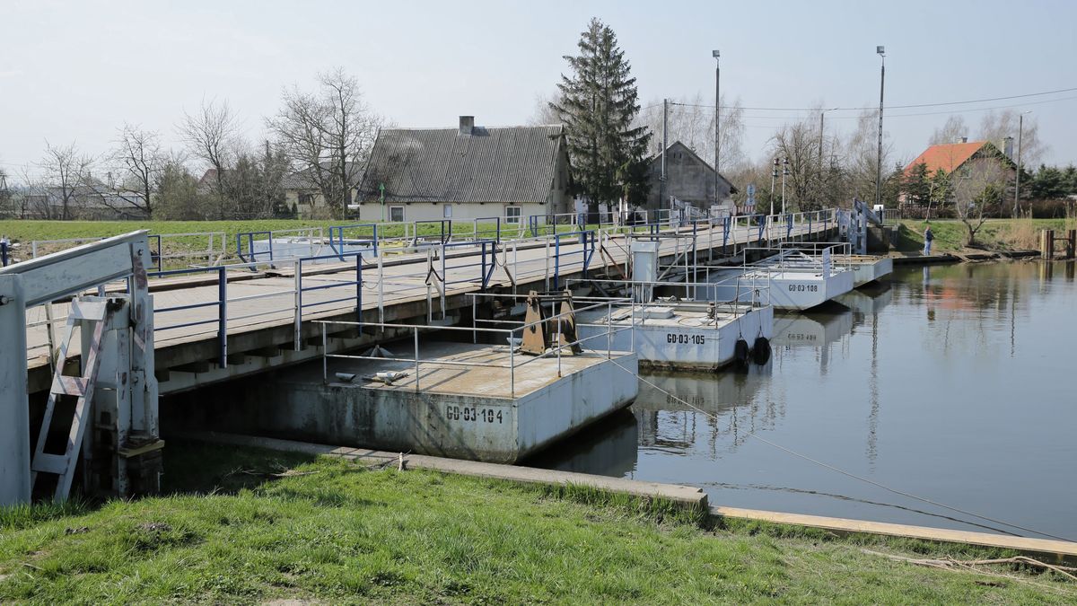 Elbląg, 20.04.2021. Most pontonowy na rzece Elbląg, 20 bm. Obiekt zostanie zastąpiony nowym mostem obrotowym, wybudowanym w II etapie prac związanych z przekopem Mierzei Wiślanej. (tw/jm) PAP/Tomasz Waszczuk