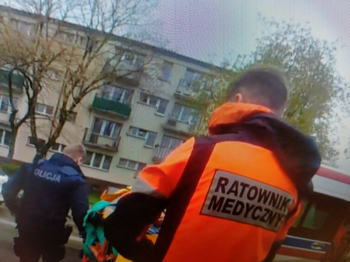 Spanikowany podbiegł do patrolu. Policjanci pomogli uratować mężczyznę