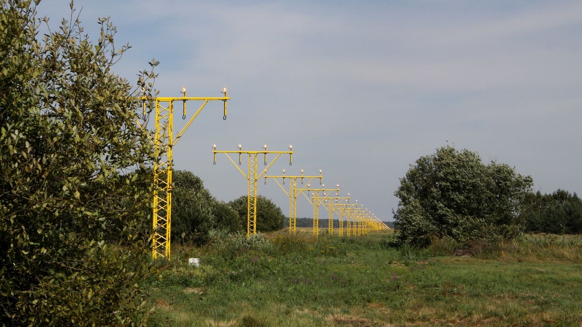 System świateł naprowadzających samoloty na lotnisko w Szymanach