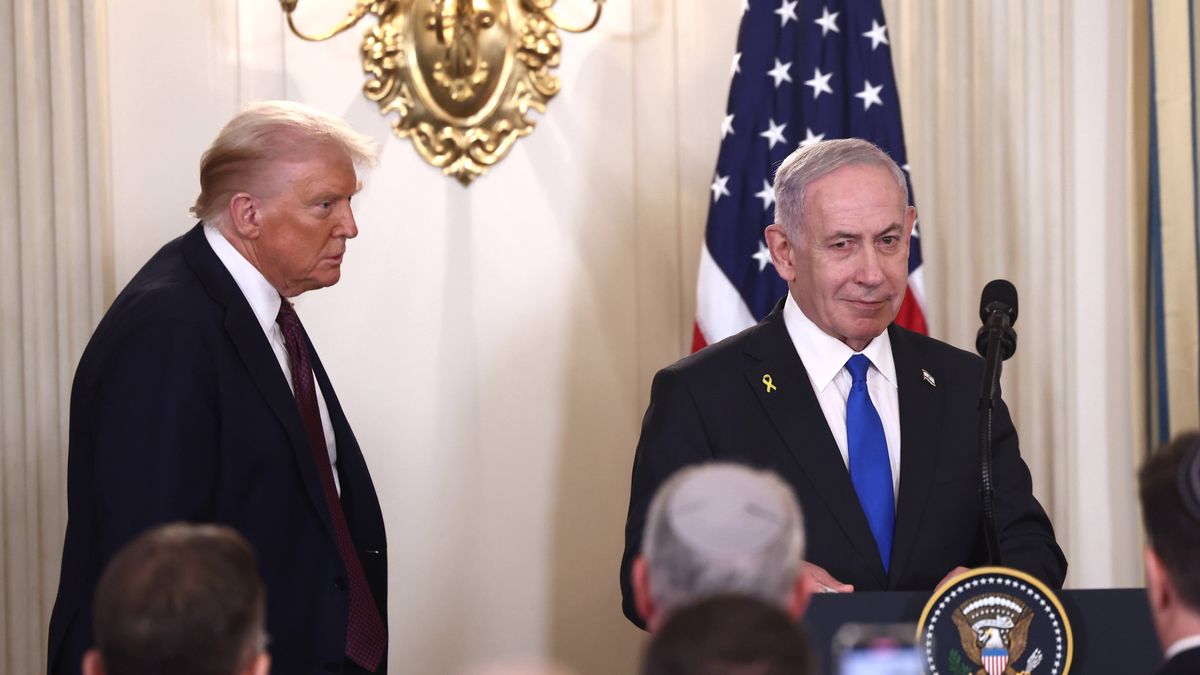 US President Trump and Israeli Prime Minister Netanyahu press conference at the White House
epa12415212 US President Donald Trump (L) and Israeli Prime Minister Benjamin Netanyahu (R) prepare to speak at a press conference in the State Dining Room of the White House in Washington, DC, USA, 29 September 2025. In their meeting, Trump pressed Netanyahu to accept a peace deal to end Israel's on-going war in Gaza, and for Hamas to free their remaining hostages.  EPA/JIM LO SCALZO / POOL 
Dostawca: PAP/EPA.
JIM LO SCALZO / POOL
politics, diplomacy, meeting, president