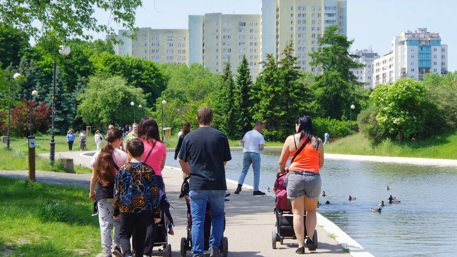 S?oneczny weekend w Warszawie
PHOTO: ZOFIA I MAREK BAZAK / EAST NEWS Warszawa N/Z Park Brodnowski czekajacy na rewitalizacje,  rodziny z dziecmi na niedzielnym spacerze
ZOFIA BAZAK