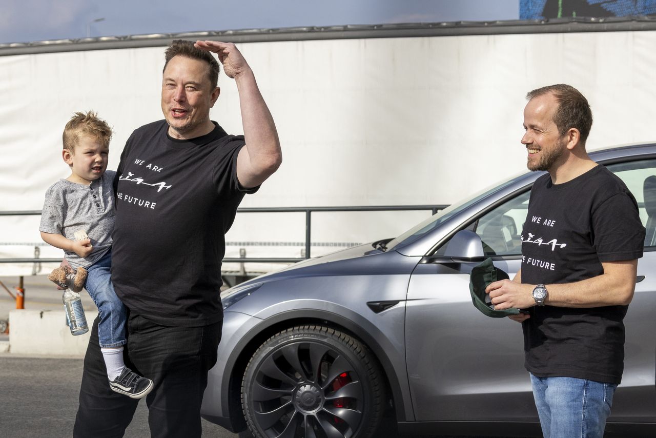 Zaatakowana fabryka Tesli wróciła do działania. Odwiedził ją Elon Musk