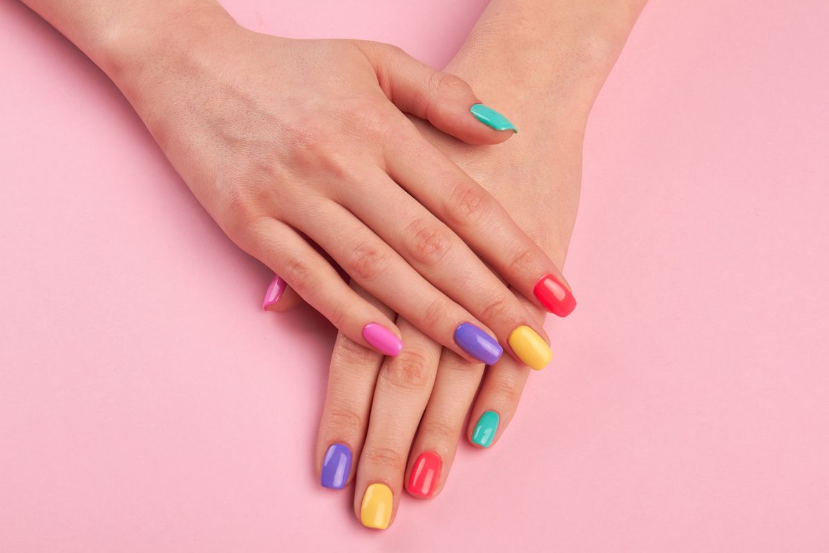 Paznokcie na lato 2021 – odkryj najmodniejszy manicure na ten sezon