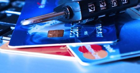 UOKiK prowadzi postępowanie wobec pięciu znanych banków. Chodzi o...
