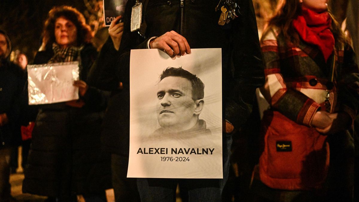 Commemoration for Russian opposition leader Alexei Navalny in Krakow
KRAKOW, POLAND - FEBRUARY 16 : Supporters of the late Russian opposition leader, Alexei Navalny hold banners and place candles around a makeshift memorial in front of the Russian consulate as they mourn his death on February 16, 2024 in Krakow, Poland. Alexi Navalny was an advocate against corruption in Russia, and against President Vladimir Putin. Omar Marques / Anadolu 
Dostawca: PAP/Abaca
AA/ABACA
Police, Police officer, Police officers, Policeman, Policemen, Aleksiej Nawalny