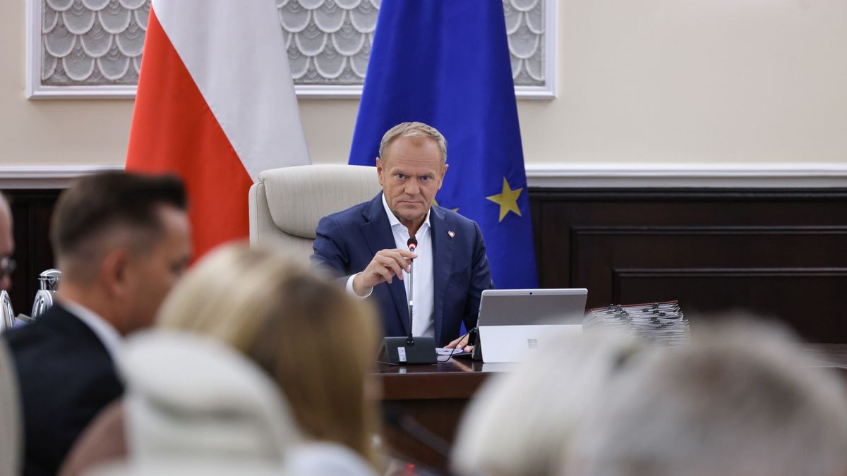 Warszawa, 01.07.2025. Premier Donald Tusk podczas posiedzenia rządu w siedzibie Kancelarii Prezesa Rady Ministrów w Warszawie, 1 bm. Rada Ministrów zajmie się m.in. projektem ustawy, który ma m.in umożliwić składanie przez internet wniosku o zarejestrowanie pojazdu. (sko) PAP/Albert Zawada