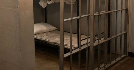 Przyszedł na policję po zgubiony telefon. Skończył za kratkami