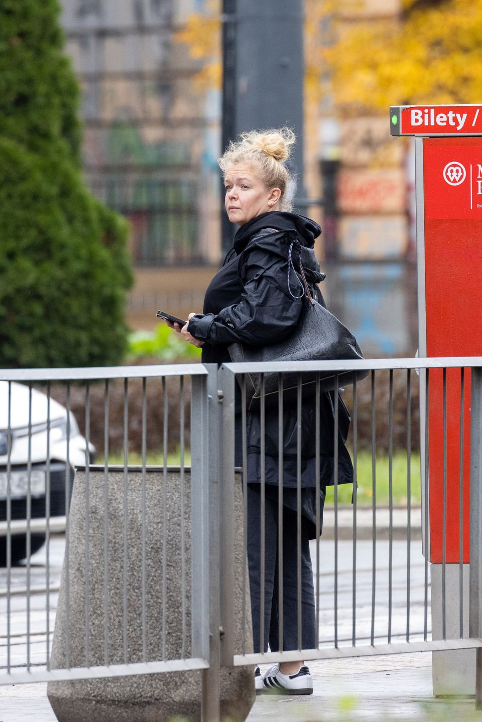 Naturalna Daria Widawska na przystanku