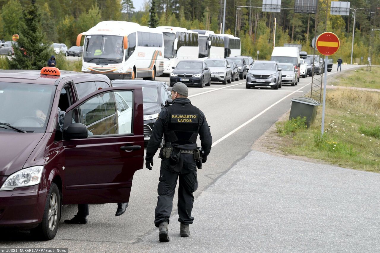 Ogromne kolejki Rosjan na granicy z Finlandią