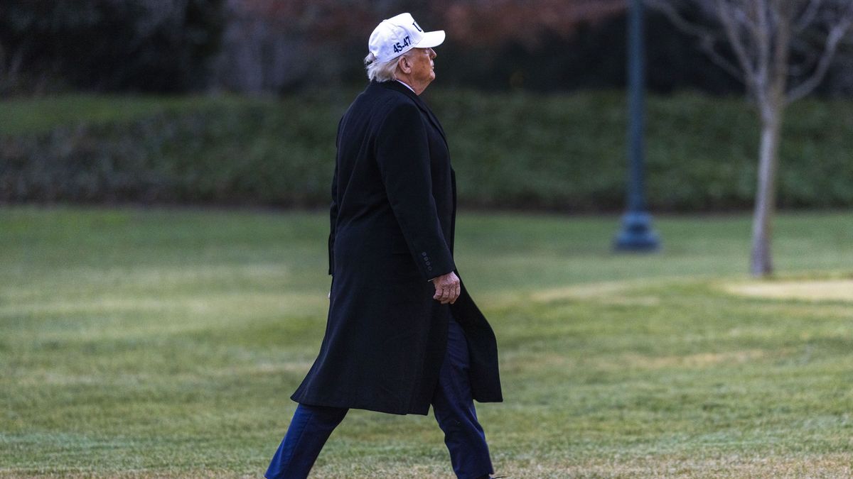 President Trump returns to the White House from Detroit, Michgan
epa12647641 US President Donald J. Trump walks to the Oval Office after stepping off Marine One on the South Lawn of the White House in Washington, DC, USA, 13 January 2026. President Trump was traveling to Detroit, Michigan where he toured a plant and delivered remarks at the Detroit Economic Club.  EPA/SHAWN THEW / POOL 
Dostawca: PAP/EPA.
SHAWN THEW / POOL
US president, trump, Marine One, aircraft, helicopter, Washington Monument