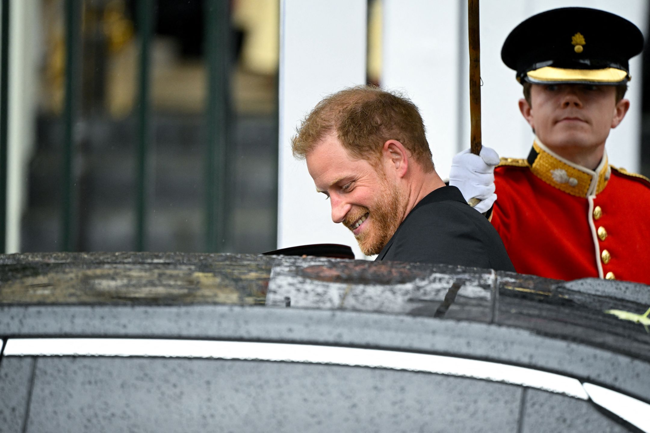 Książę Harry opuszcza Opactwo Westminsterskie po koronacji