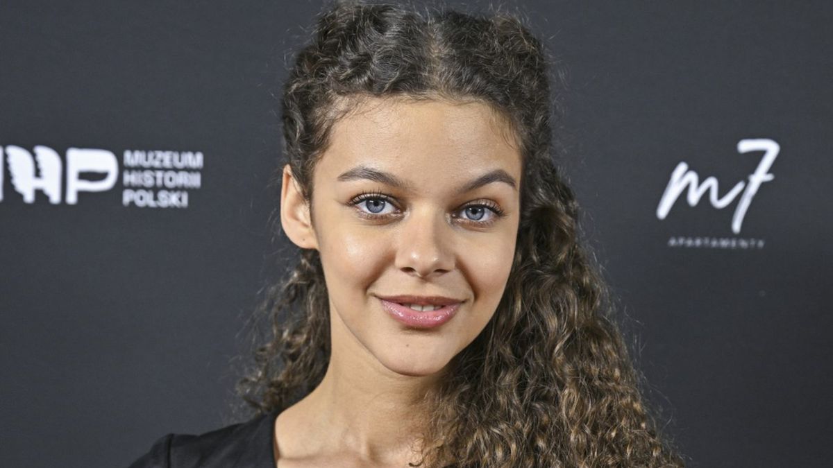 Emilia Dankwa na premierze w skórzanym kombinezonie.