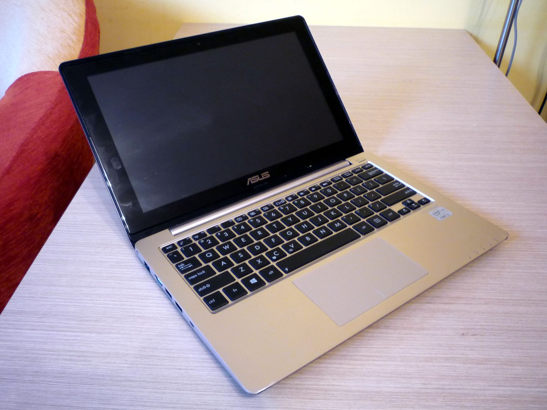 Asus VivoBook X202E – tani, dotykowy maluch z Windows 8 [test] 4