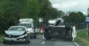 Srebrna: Zderzenie Kii z BMW podczas wyprzedzania. Jedno z aut wylądowało na boku