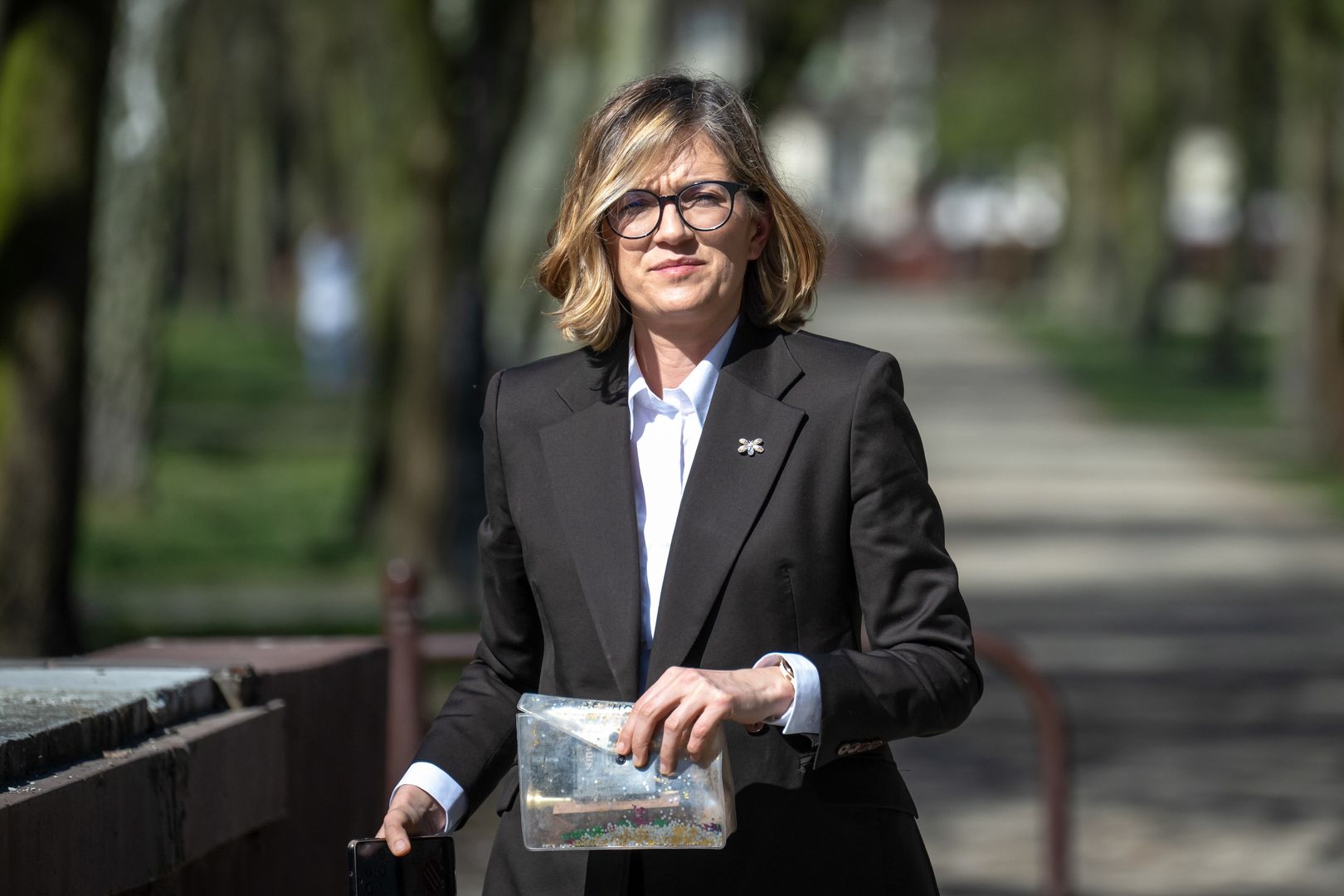 Inowrocław, 04.04.2025. Wybory Prezydenta RP 2025 - kampania. Wicemarszałkini Senatu, kandydatka Lewicy w zbliżających się wyborach prezydenckich Magdalena Biejat w drodze na konferencję prasową w Inowrocławiu, 4 bm. (ad) PAP/Tytus Żmijewski