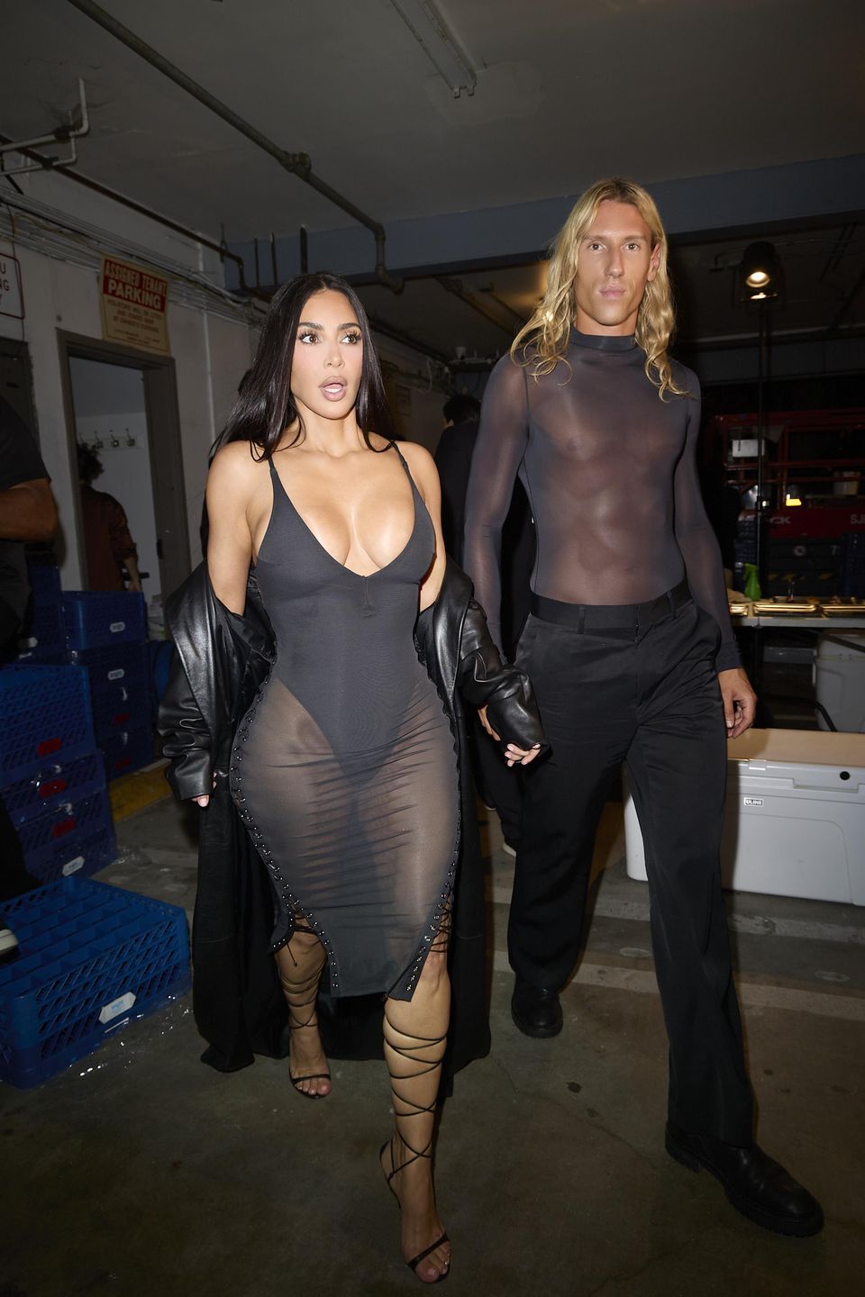Kim Kardashian drepcze na kolację wystrojona w śmiałą kreację