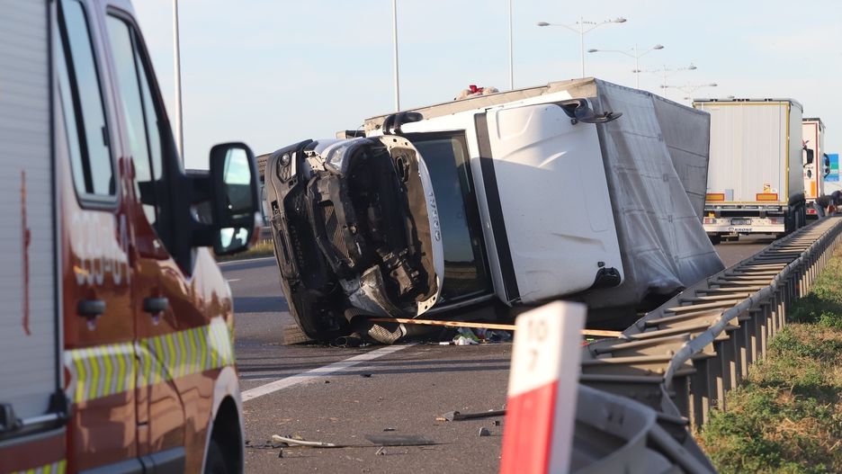 Wypadek na drodze ekspresowej nr 8 pod Wrocławiem. Bus uderzył w bariery energochłonne (zdjęcie ilustracyjne). 