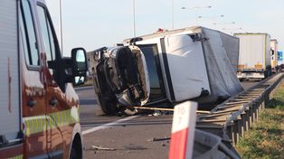 Bus uderzył w bariery energochłonne na S8 pod Wrocławiem. Korek cały czas rośnie