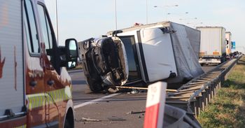 Bus uderzył w bariery energochłonne na S8 pod Wrocławiem. Korek cały czas rośnie