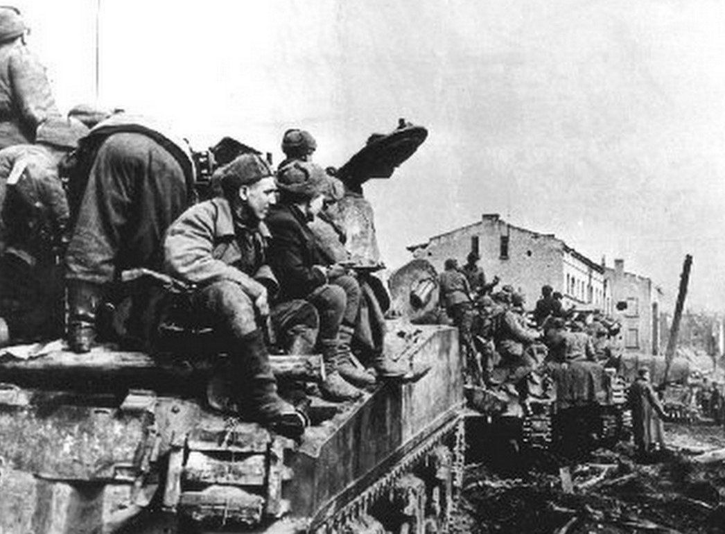 Jednostki Armii Czerwonej po zajęciu Landsberga. przemianowanego później na Gorzów Wielkopolski. Styczeń 1945 roku. fot.domena publiczna