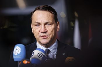 Polacy ocenili politykę Sikorskiego. Skrajne opinie, wielu się waha