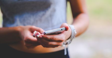 Usuwanie historii przeglądania w telefonie z Androidem i iPhone