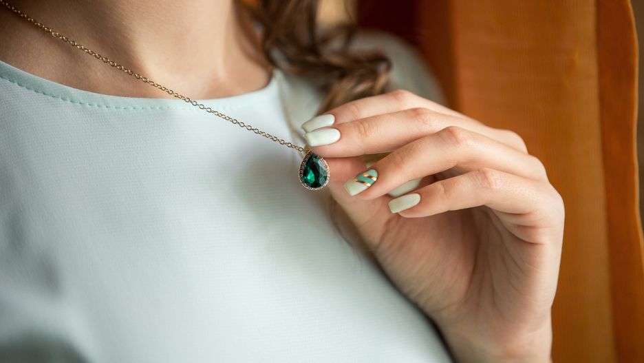 biżuteria zawieszka dodatki paznokcie manicure szmaragd szmaragdy szmaragdowe łańcuszek