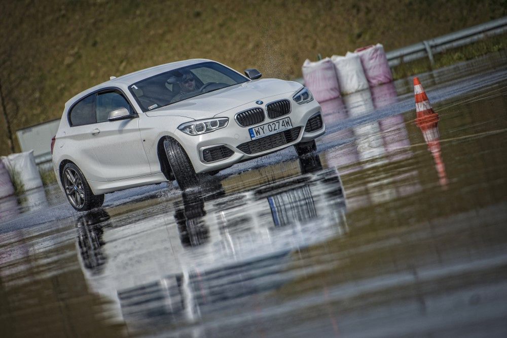 Przesiadając się z M235i xDrive do tylnonapędowej M135i czuć ogromną różnicę w jeździe z napędem na wszystkie koła i bez niego. Pewność zachowań auta na szybkich łukach drastycznie spada, a koncentracja rośnie.